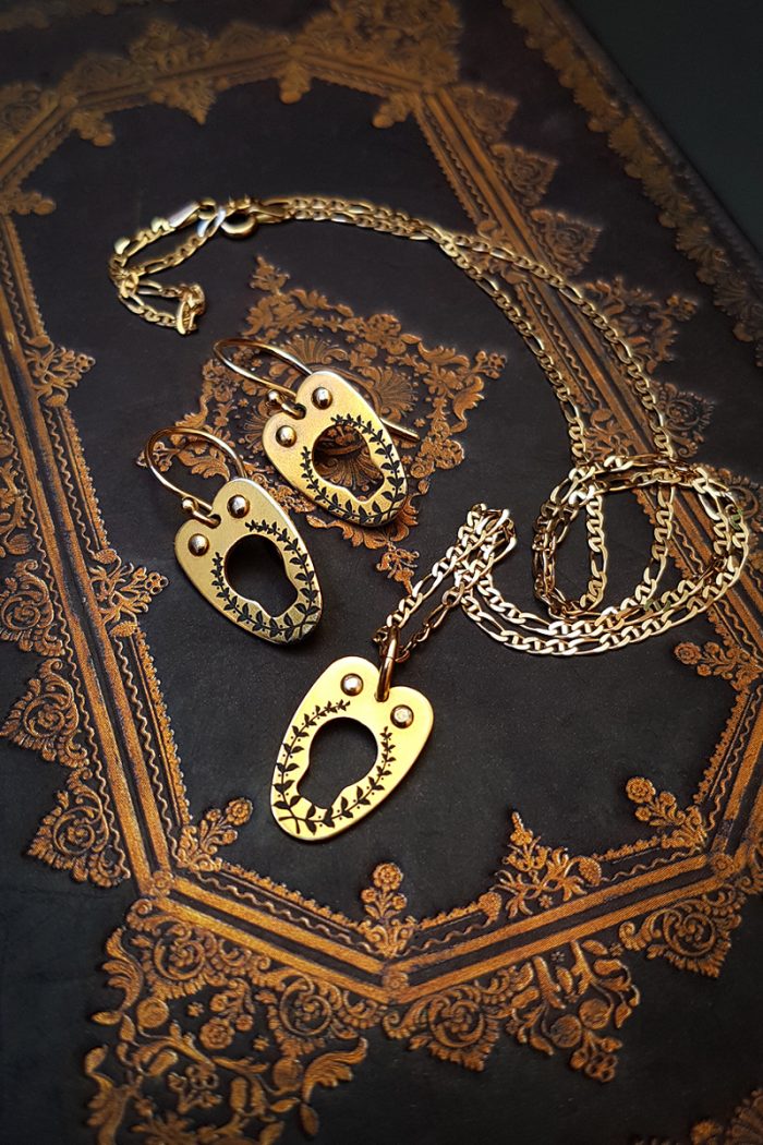Vanyanis-Gold-Corset-Jewellery-Set
